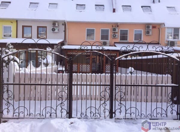 Кованый забор 2500х2000мм секция с двумя столбами