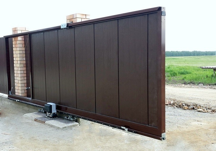 Откатные ворота Alutech серии ADS400 заполнение сэндвич-панель S-гофр размер: 4250х2100мм